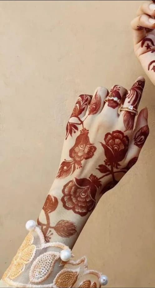 نقش حناء بنمط الأزهار على اليد